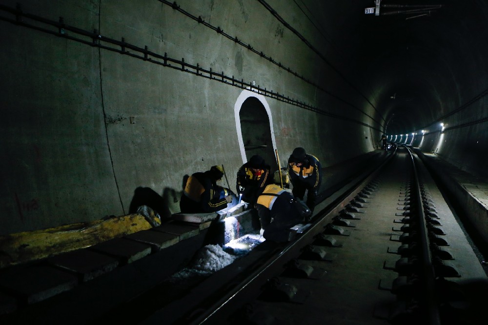 甘孜铁路运营隧道病害现状